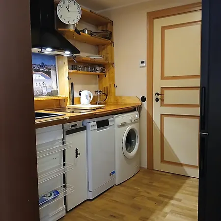 Parlament Aparthotel 3*