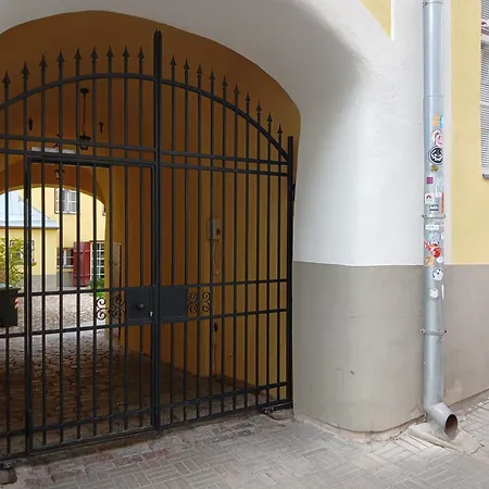 מלון דירות Parlament 3*