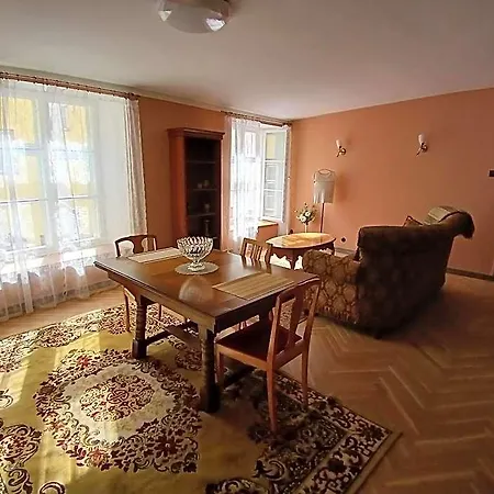 Parlament Aparthotel 3*