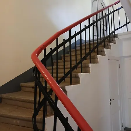 Parlament Aparthotel 3*