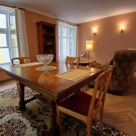 Aparthotel Parlament 3*