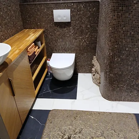 Parlament Aparthotel 3*